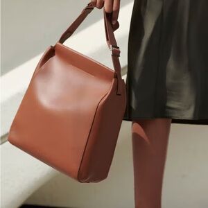 Everlane - The Form Bag - Cognac